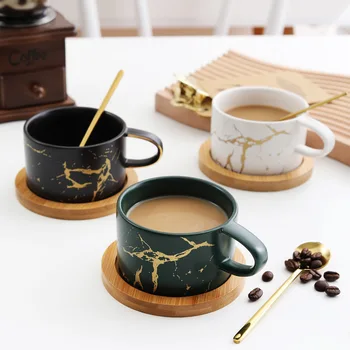 Mármore, ouro e café copos de cerâmica, copos de preto e ouro branco copos, xícaras e pires ins vento da tarde copos de chá