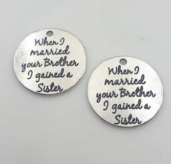 20pcs/monte 25mm de prata antiga cor dis tag letras ao se casar com seu irmão ganhou uma irmã encantos pingente para DIY Jóias